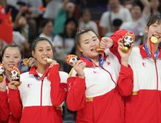 中国队战胜日本队，获得大运会女子篮球金牌