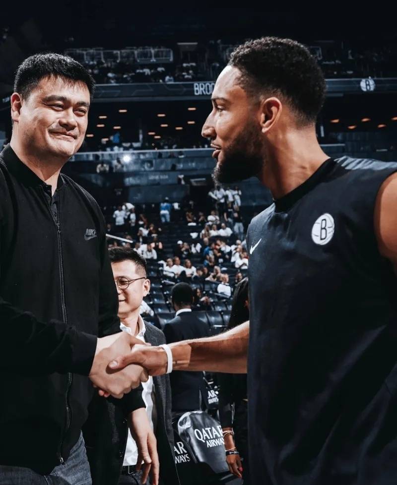 NBA晚报｜名嘴称詹皇撒谎 追梦称库里前五 本西合影姚明