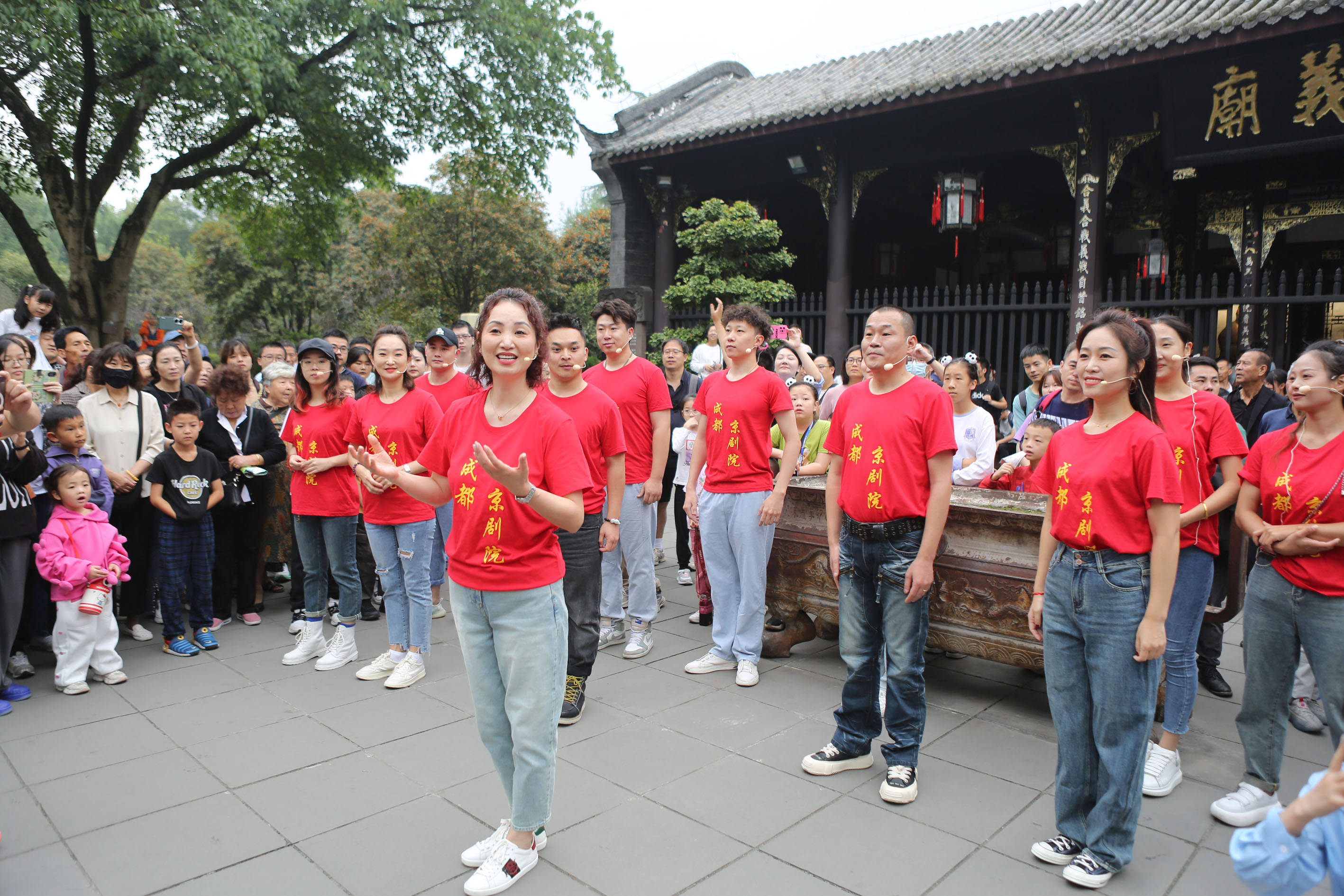 火爆！中秋国庆假期，超76万人走进武侯祠,76人