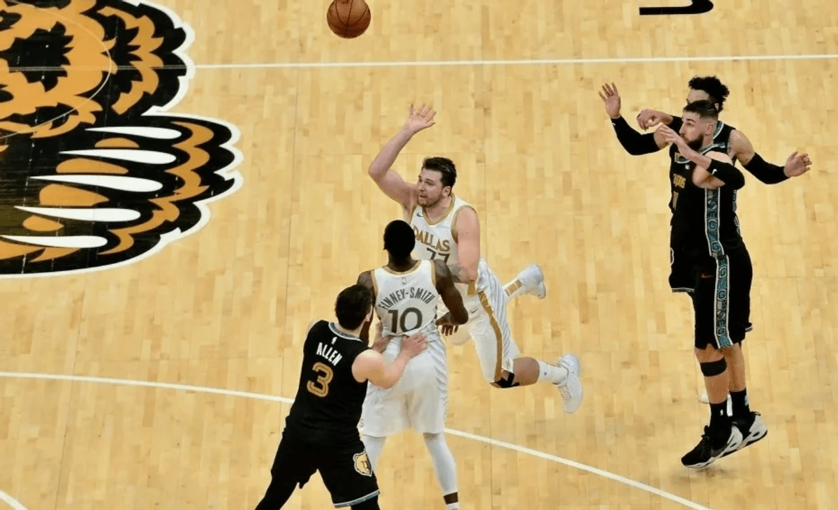 半场29分三双NBA历史首人，卢卡魔法停不下来，球迷：球衣加成巨大