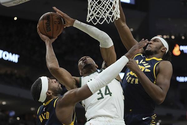 NBA | “字母哥”64分创个人新高 赛中赛后行为不断引发冲突惹热议