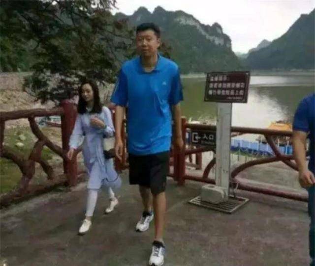 王治郅32岁妻子周蕾：笑容温暖很自信，外出不见大郅身影