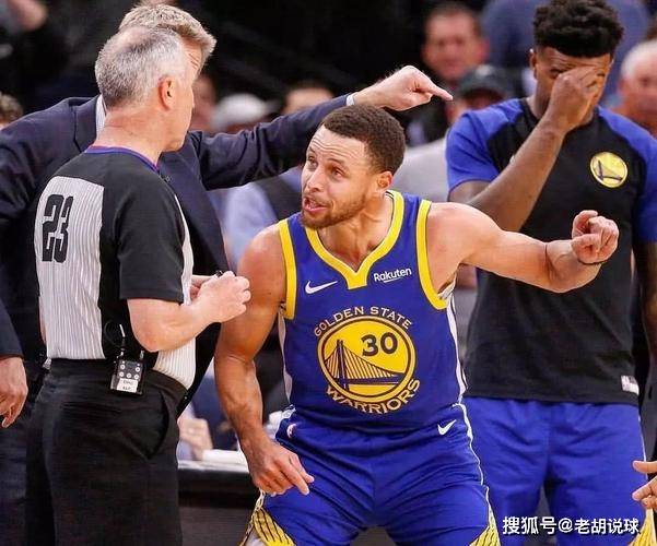 库里罕见炮轰裁判，NBA就是要做掉勇士，双重标准判罚让人恶心