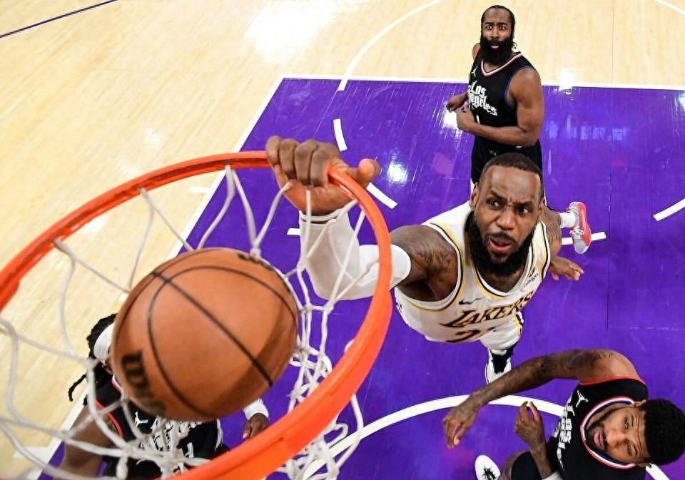 NBA常规赛：詹姆斯25+8+7隔扣乔治 豪气华体网双杀快船终结4连败