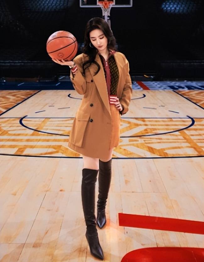 刘亦菲亮相NBA巴黎赛！36岁依然少女如初，清纯气质太美了！