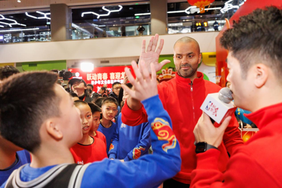 NBA关怀行动新春感恩季来临，托尼·帕克与球迷共贺新年