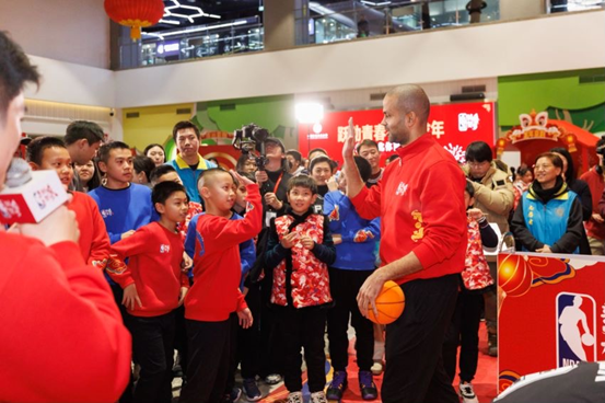 NBA关怀行动新春感恩季来临，托尼·帕克与球迷共贺新年