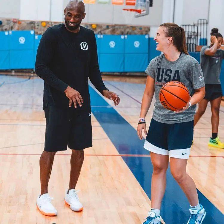 女球员登上NBA赛场！与库里进行三分对决！她曾是科比爱徒！