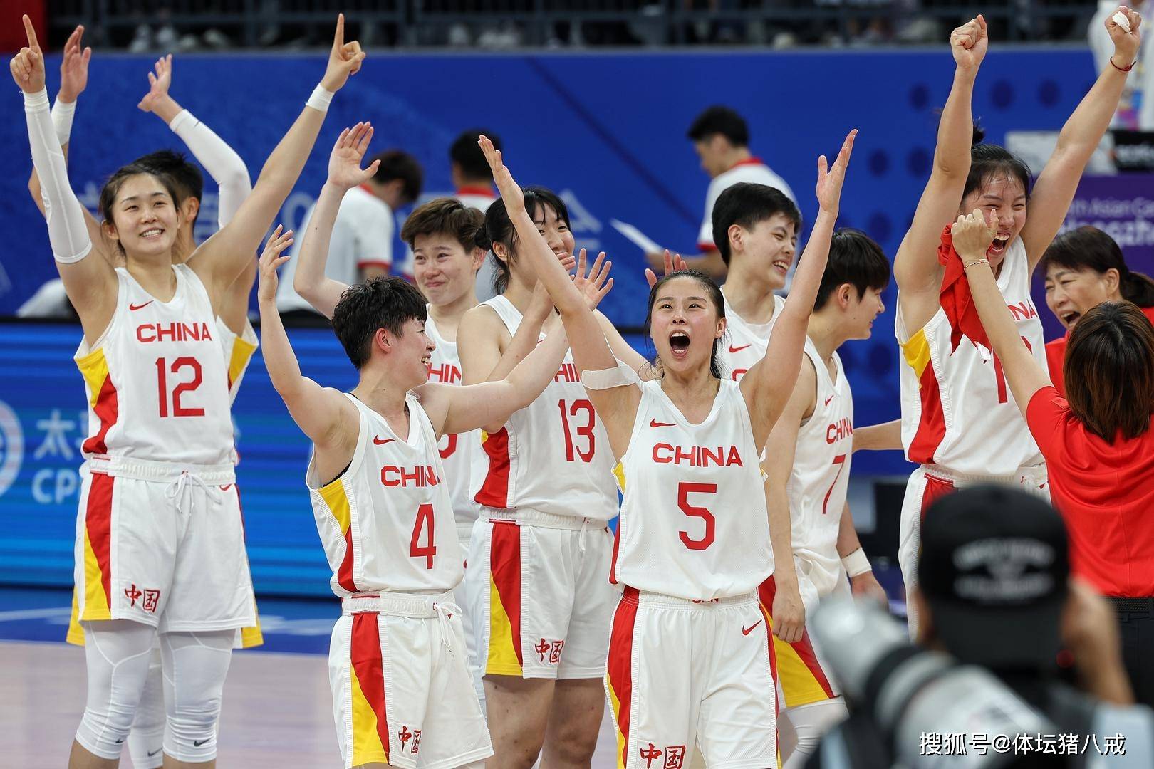 中国女篮喜讯！李月汝登陆WNBA，郑薇郑海霞欣慰，或掀翻美国女篮