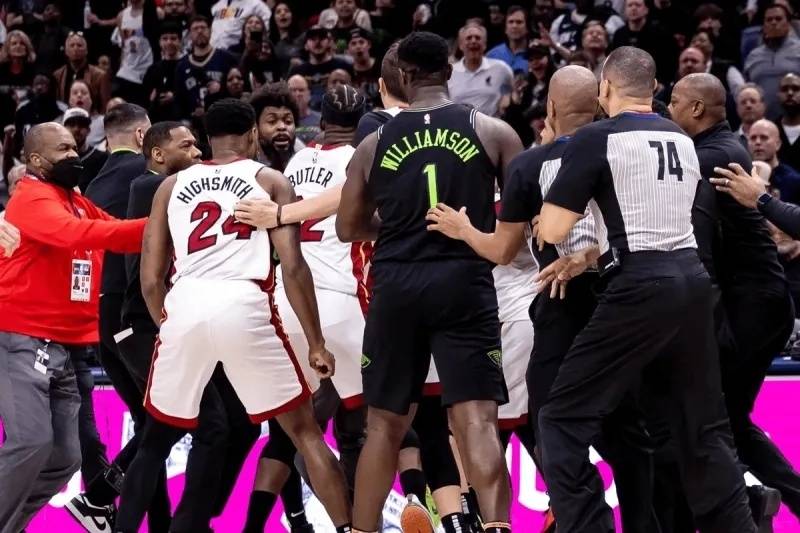 NBA早报｜豪气华体网输太阳被勇士反超 JB损失26万 吹杨缺席4周