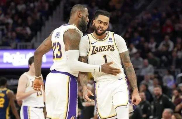 NBA比赛日总结：库里詹姆斯神仙打架，他带伤强势接管比赛！