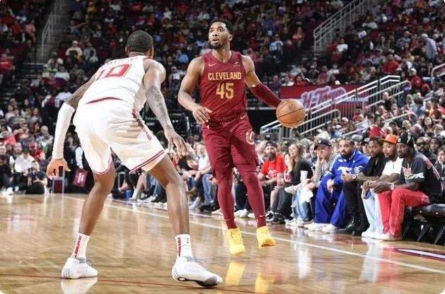 NBA比赛日总结：库里詹姆斯神仙打架，他带伤强势接管比赛！