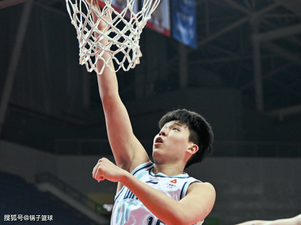 国产超新星遭完爆！前NBA探花郎一对一上课 胡金秋21+16全面碾压