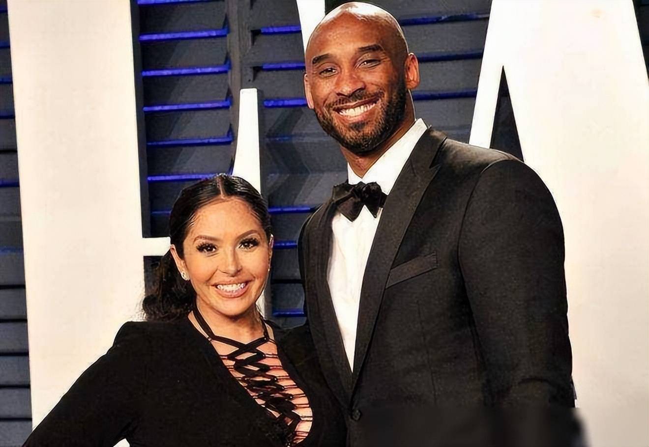 NBA瓦妮莎带3女儿纪念科比，眼含热泪，令人心疼，一身黑衣显气质