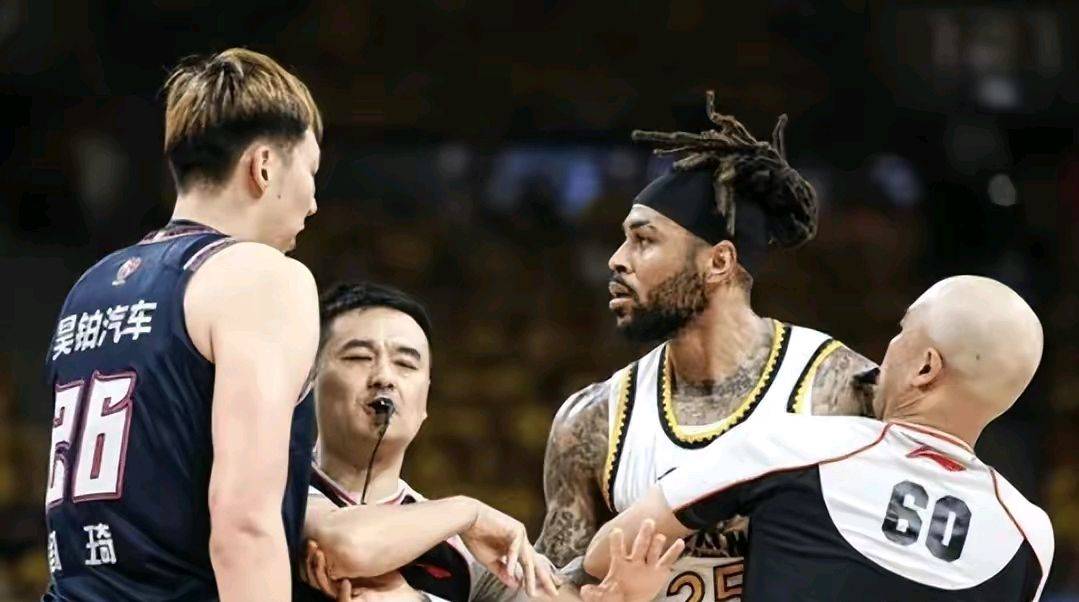 中国男篮热身赛输给黑熊队！杨瀚森表现不俗，NBA韦德儿子遭弃用