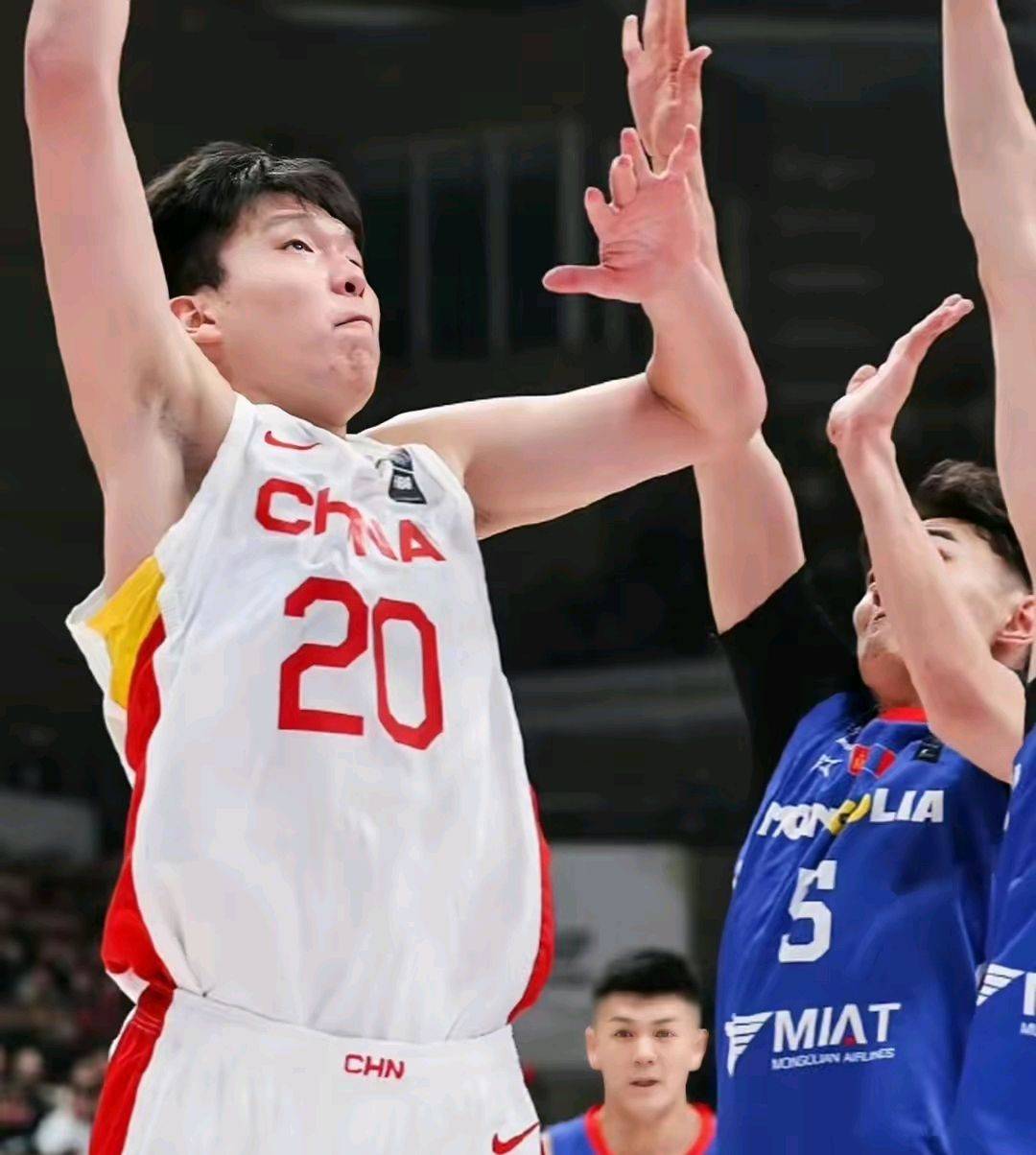 中国男篮热身赛输给黑熊队！杨瀚森表现不俗，NBA韦德儿子遭弃用