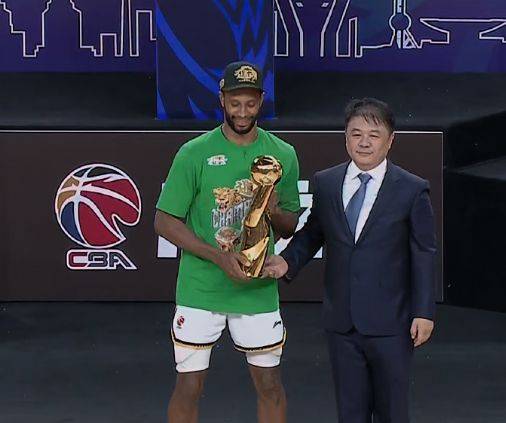 弗格首夺FMVP：CBA+辽篮官方晒海报祝贺 成外援历史第7人