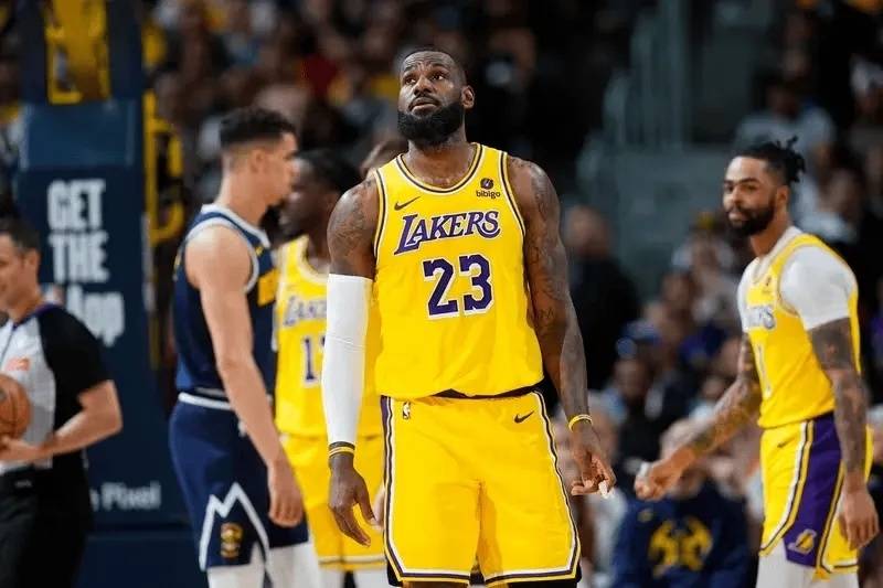 NBA早报｜76人关注乔詹 华子想要放开抡 勇士被挖墙脚