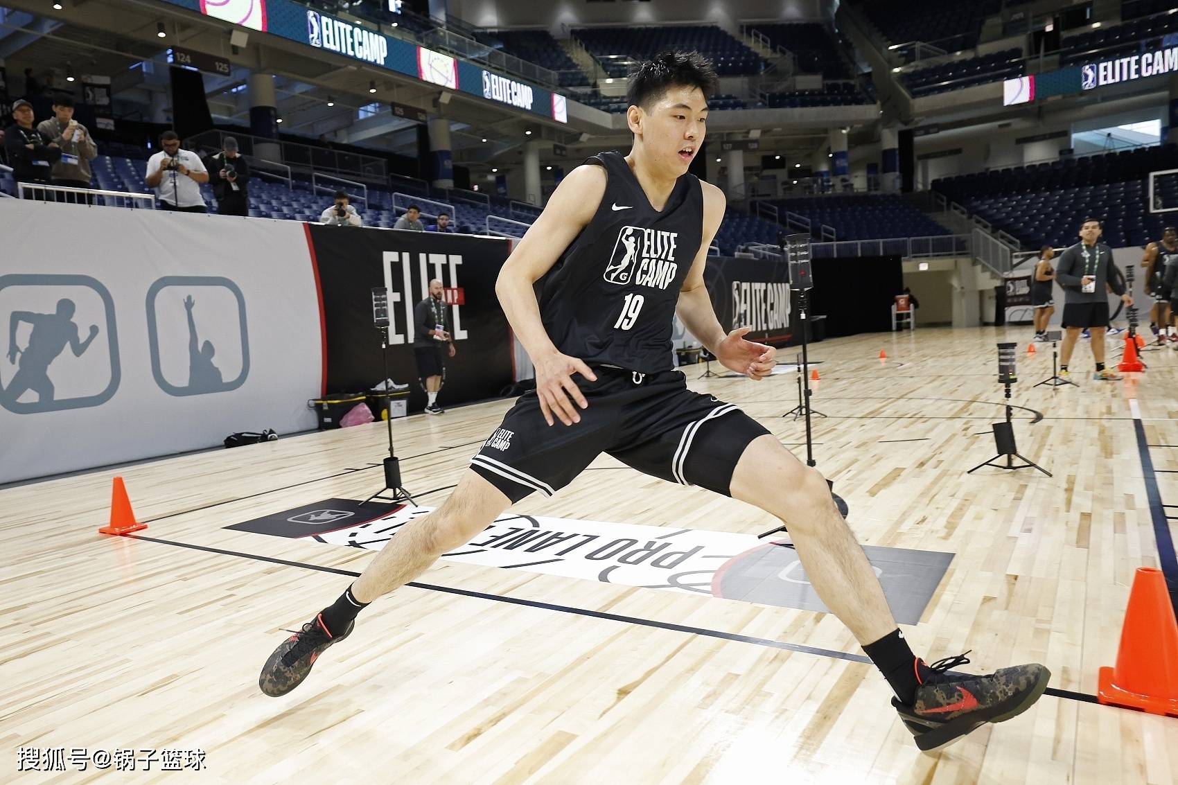 双向再签一人，崔永熙压力激增！留队名额仅剩1席 逐梦NBA难题不断