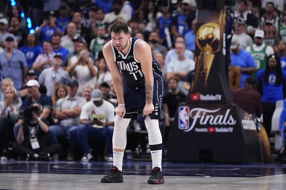 NBA早报｜詹姆斯难超乔丹 华子争议言论 薪资前十太阳占三