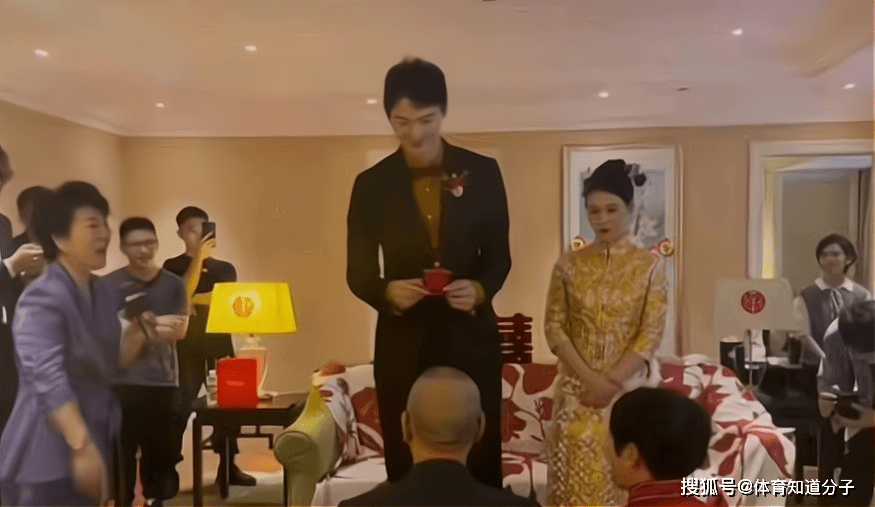 低调办婚礼！中国篮球甜言蜜语给岳父敬茶，网友：感觉好像亲儿子,中国篮球