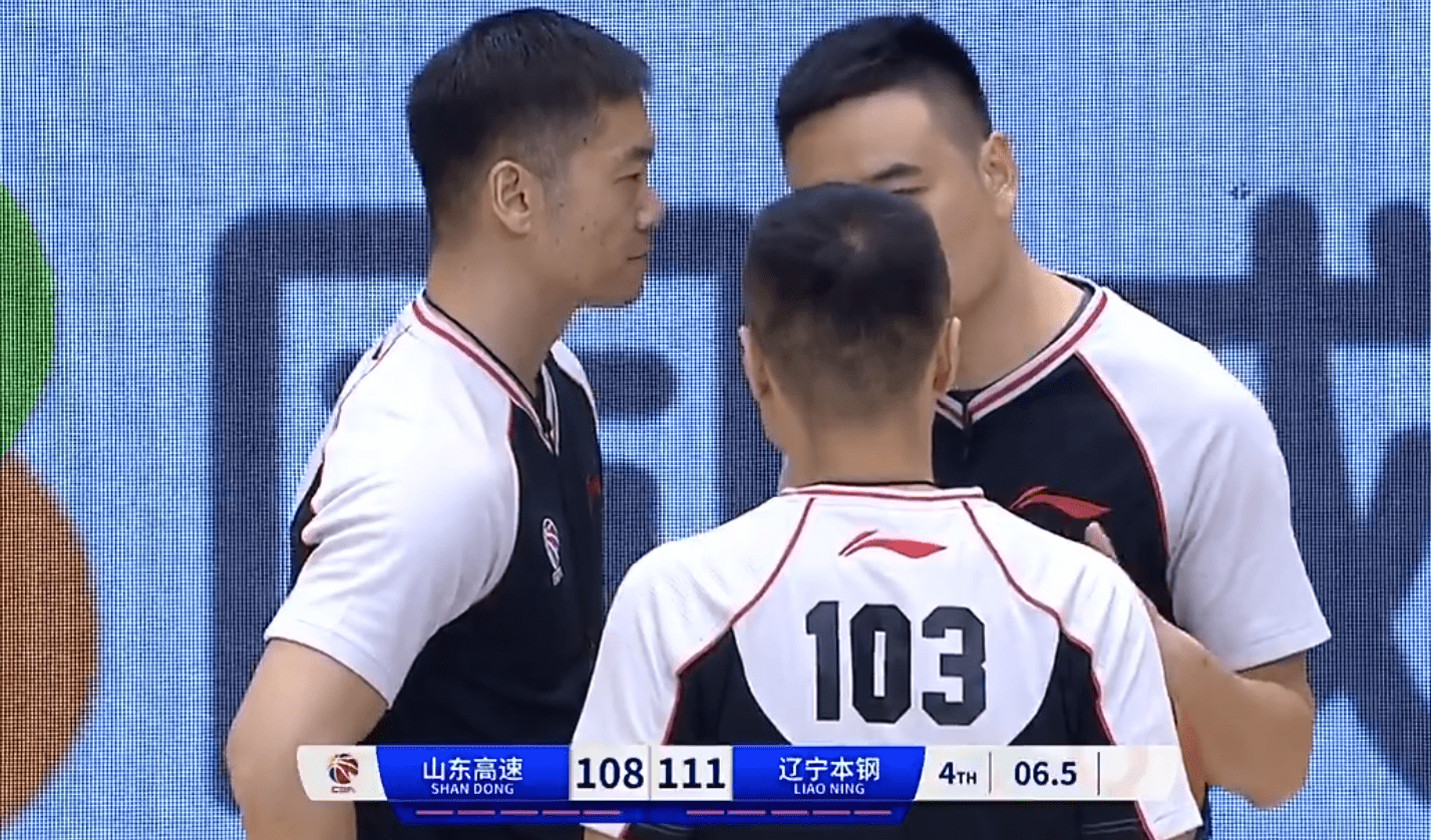 裁判抢戏，肘击不吹被打的驱逐！狂吹杨瀚森20分钟5犯NBA球探失望