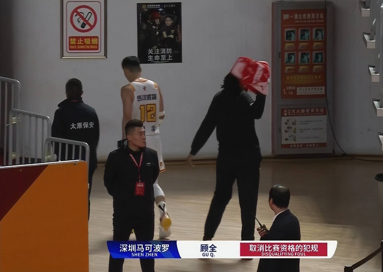 裁判抢戏，肘击不吹被打的驱逐！狂吹杨瀚森20分钟5犯NBA球探失望