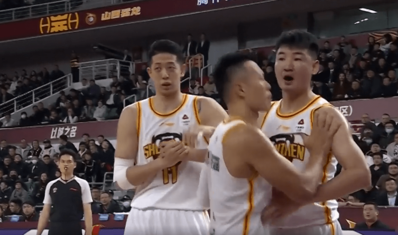 裁判抢戏，肘击不吹被打的驱逐！狂吹杨瀚森20分钟5犯NBA球探失望