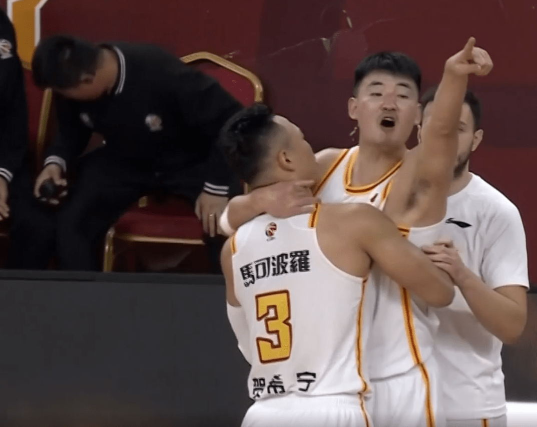 裁判抢戏，肘击不吹被打的驱逐！狂吹杨瀚森20分钟5犯NBA球探失望