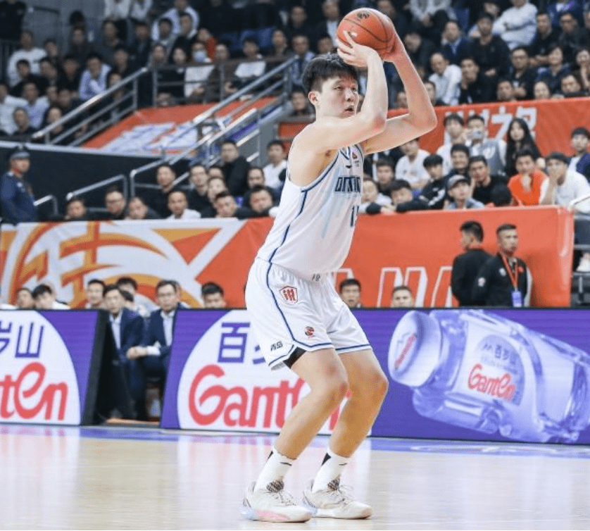 裁判抢戏，肘击不吹被打的驱逐！狂吹杨瀚森20分钟5犯NBA球探失望