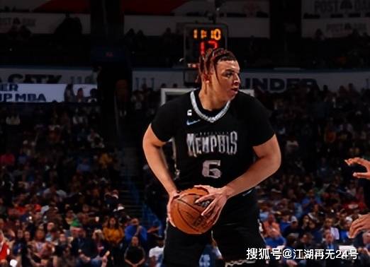 第1次首发砍42+14！NBA53年以来首位！为了球队老大腾位置被裁了