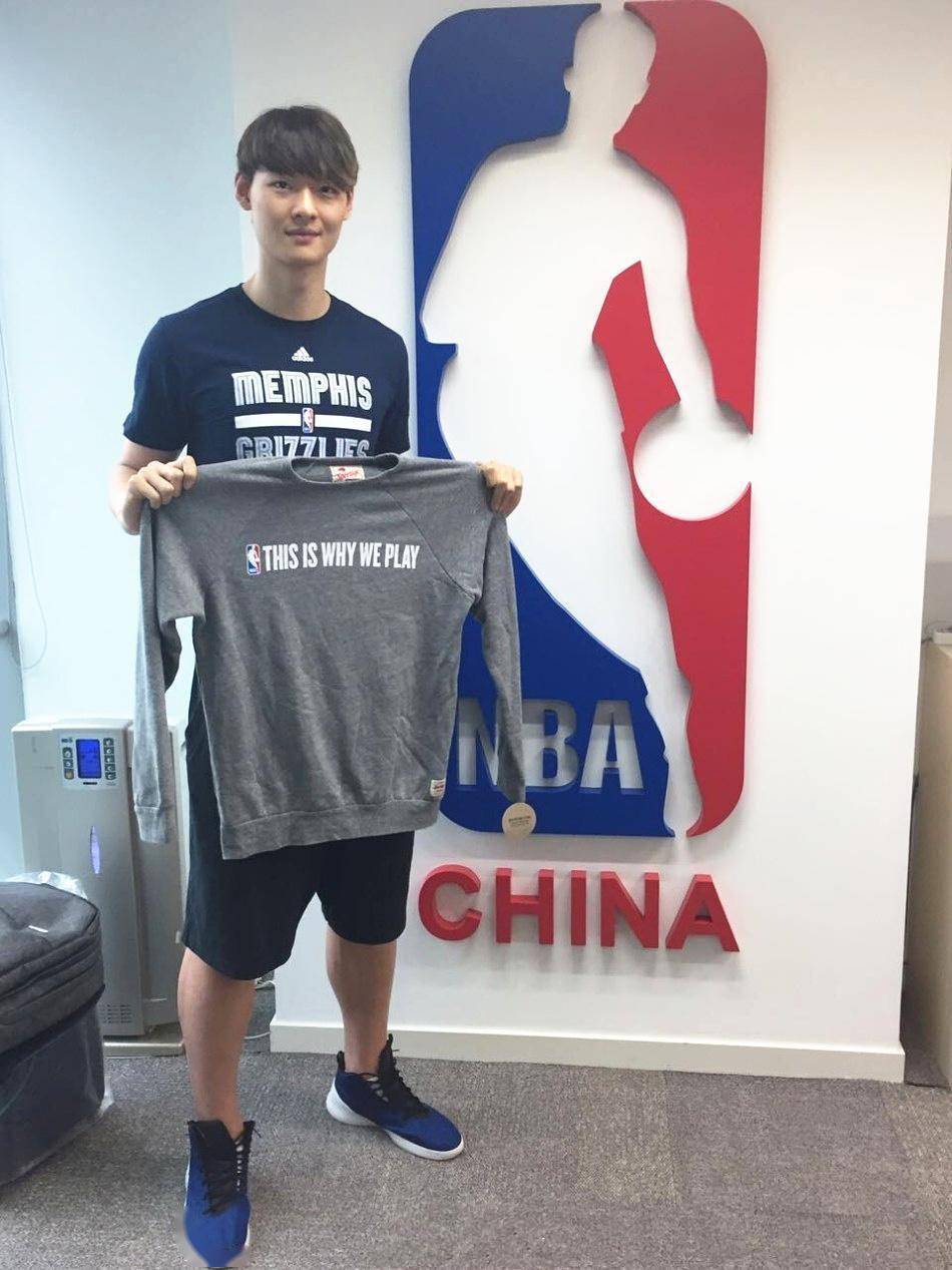 被NBA选秀大会选中，却拒绝前往的三名中国男篮球员