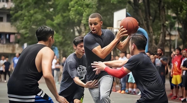 多说无益，看了这6张照片 你就明白为何普通人打不了NBA