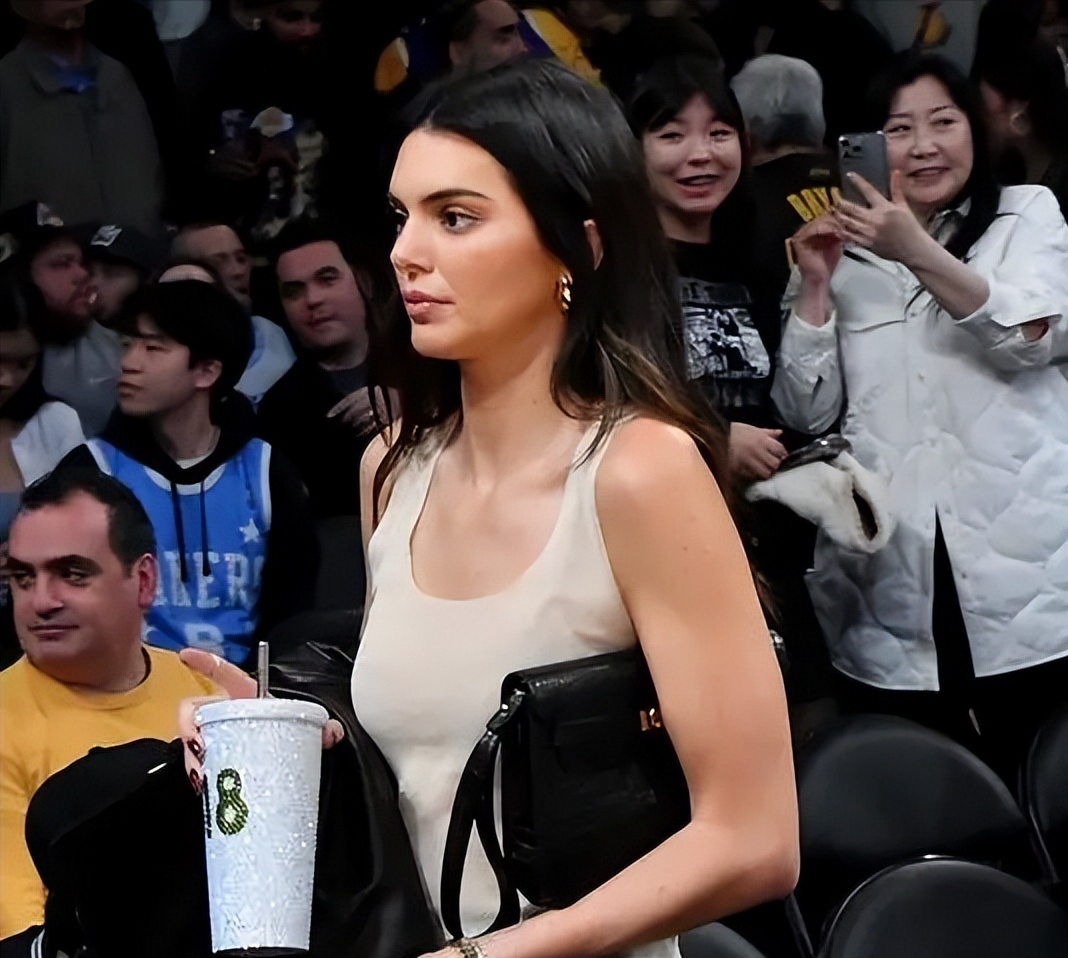 布克前女友詹娜观战NBA，眼神妩媚秀色可餐！白富美闺蜜团陪伴！