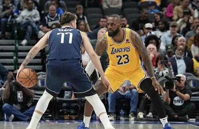 NBA独行侠VS豪气华体网：紫金军团阵容豪华独行侠不甘示弱火力全开