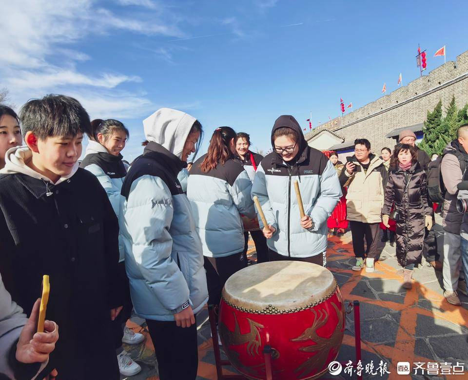 锣鼓迎宾，八仙快闪！山东女篮姑娘感受蓬莱阁里的浓郁年味