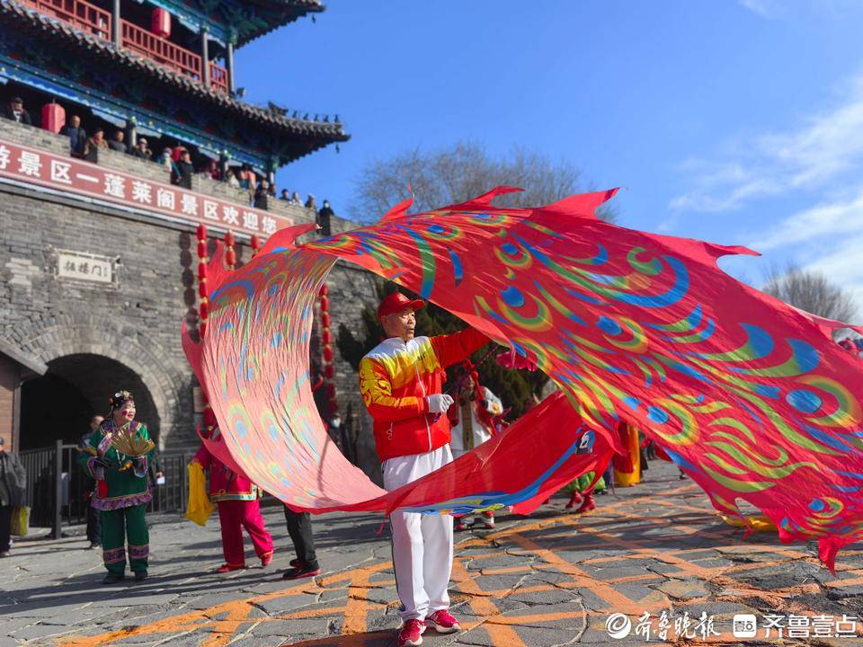 锣鼓迎宾，八仙快闪！山东女篮姑娘感受蓬莱阁里的浓郁年味