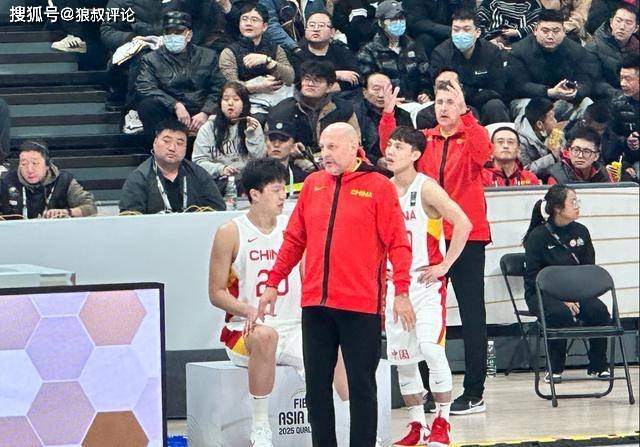 徐杰在CBA“搓澡”防守！FIBA裁判为何也不吹犯规？