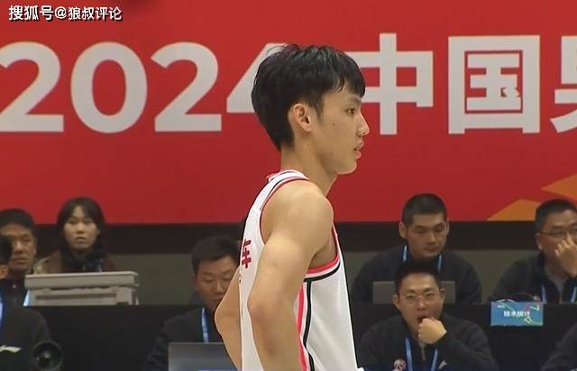 徐杰在CBA“搓澡”防守！FIBA裁判为何也不吹犯规？