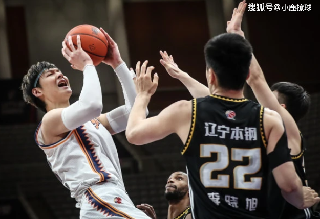 上海最新12人名单确定！王哲林联手3位NBA级外援，刘鹏目标进四强