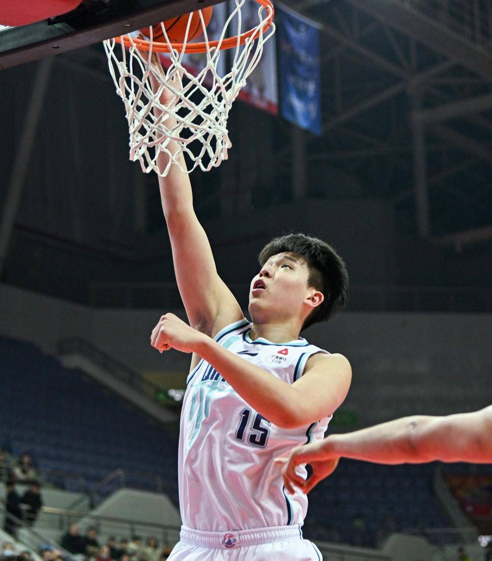 心急吃不到热豆腐，杨瀚森暂缓冲击NBA，到底动了谁的蛋糕