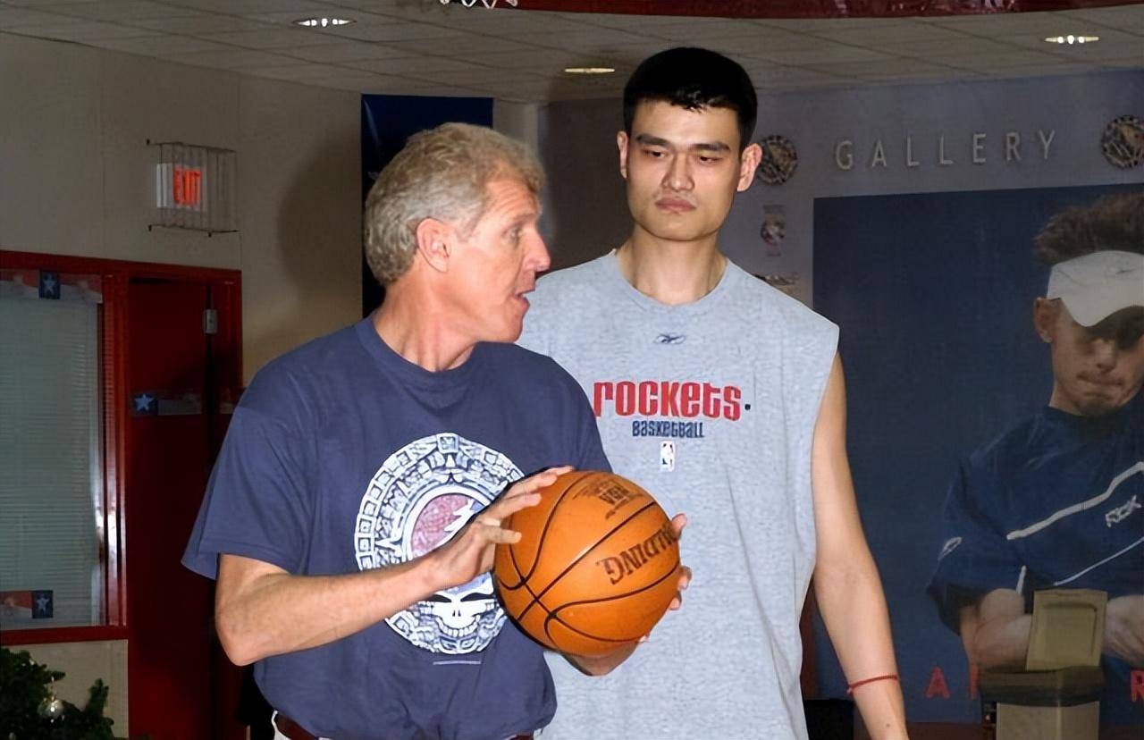 两届NBA总冠军比尔·沃顿去世，享年71岁！曾是姚明名人堂引荐人