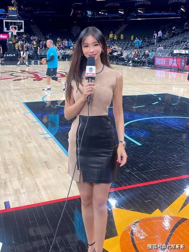 她曾经独闯NBA，嫁大17岁美国富豪屡传婚变，如今43岁身材傲人