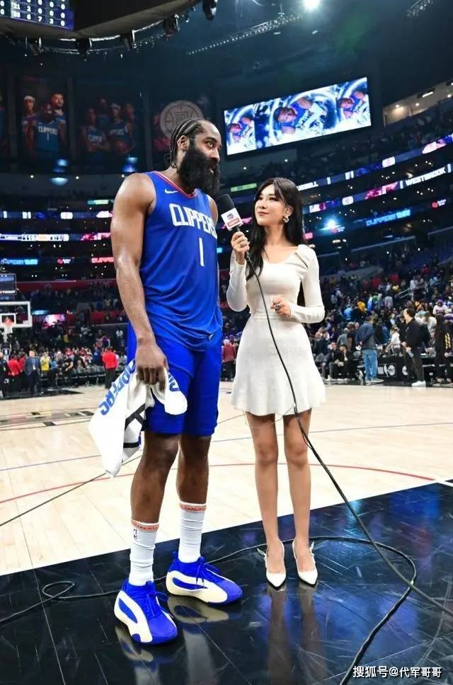 她曾经独闯NBA，嫁大17岁美国富豪屡传婚变，如今43岁身材傲人