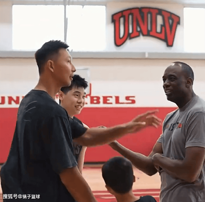 易建联观战，中国男篮4连败！NBA官方晒崔永熙3记三分 微笑拥抱郭士强