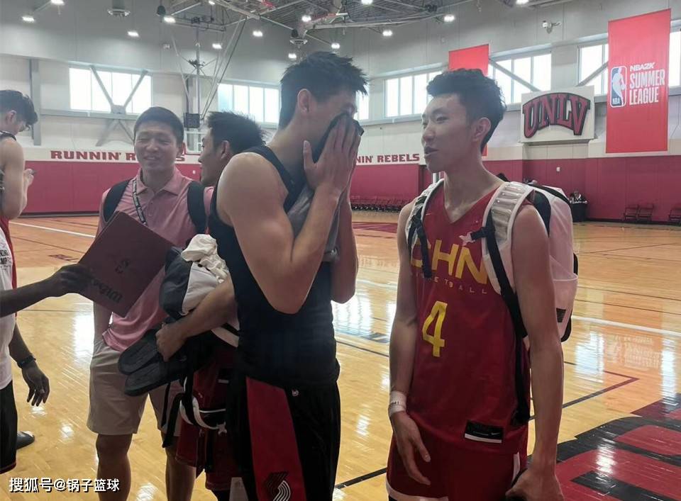 易建联观战，中国男篮4连败！NBA官方晒崔永熙3记三分 微笑拥抱郭士强