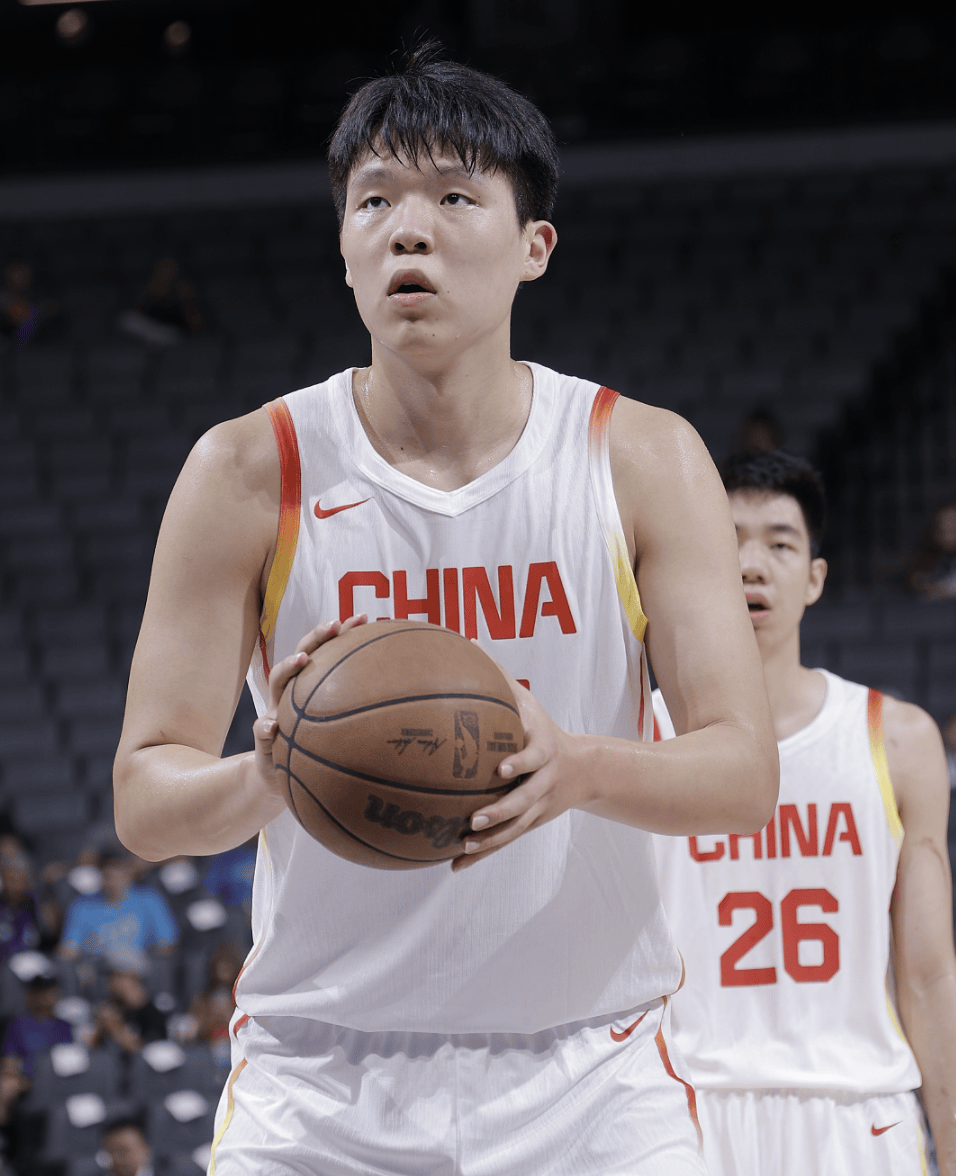 400万人观看！杨瀚森打服美媒锁定NBA，周琦让人失望，不配再当老大