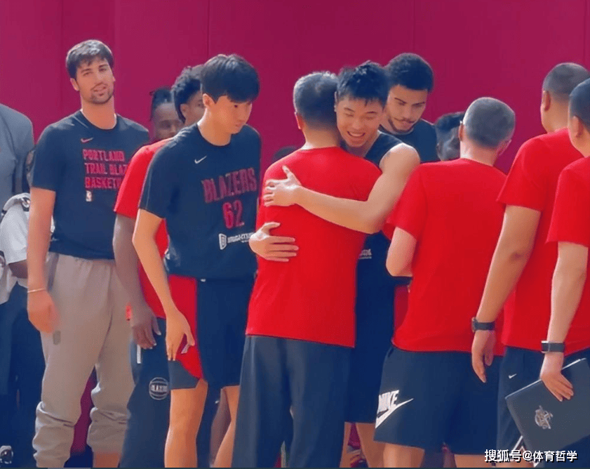 中国男篮输开拓者19分！易建联观战，给崔永熙传授NBA经验