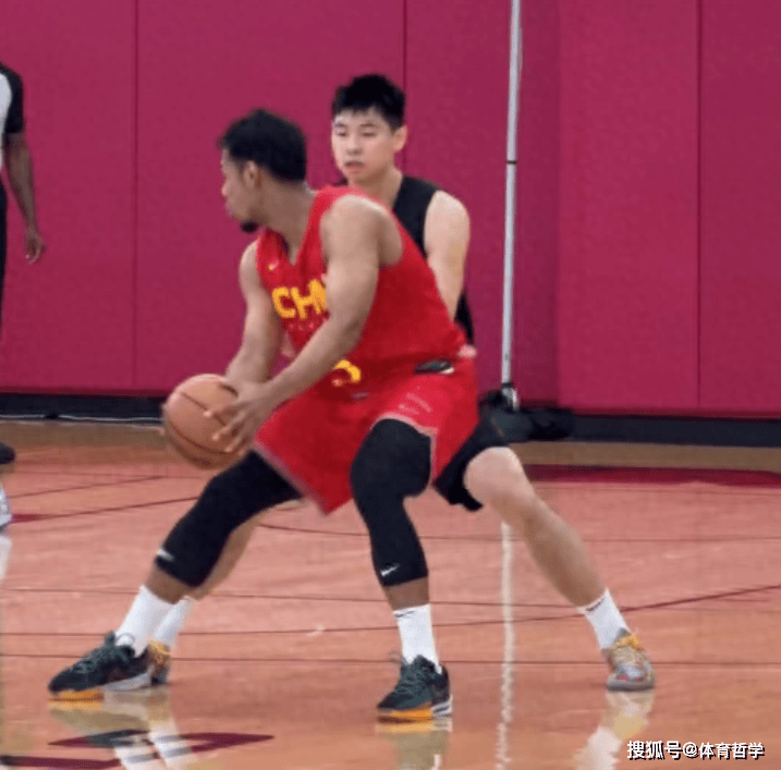 中国男篮输开拓者19分！易建联观战，给崔永熙传授NBA经验