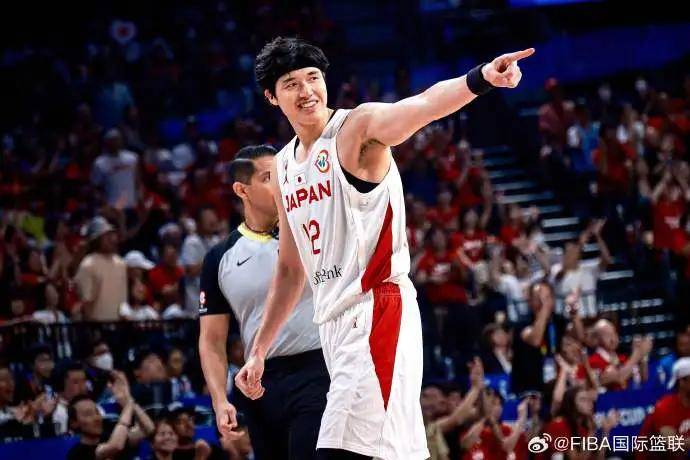 唉，中国男篮！年薪4亿日元啊！不打NBA就有史诗级大合同……